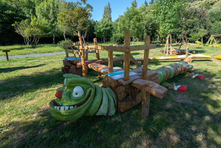 Los artistas locales Carlos García y Marina Goti decoran la Fraga da Cortiña