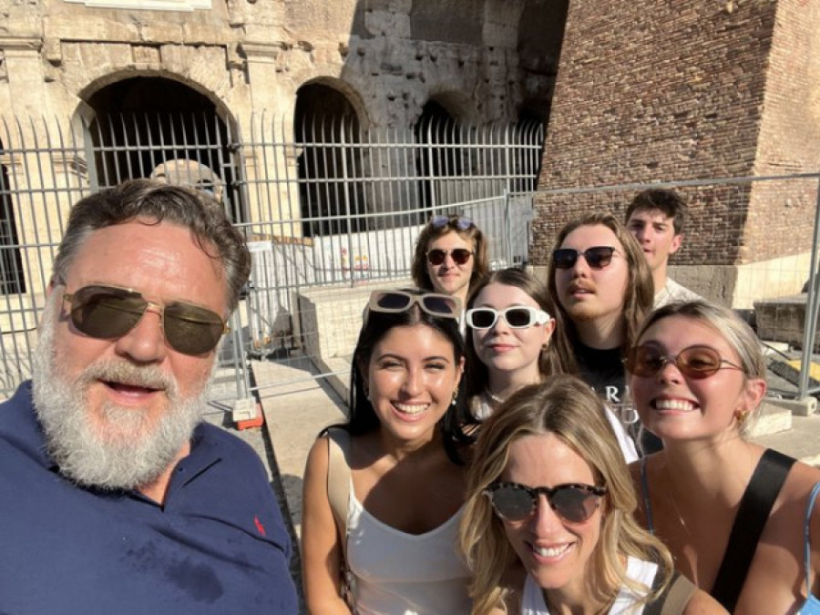 Russell Crowe lleva a sus hijos a su antigua oficina, el Coliseo