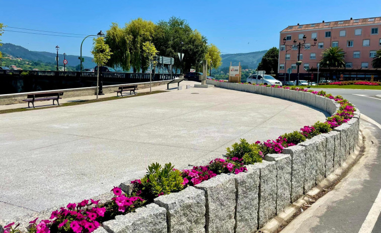 Pontedeume finaliza las obras de mejora del aparcamiento ubicado en la Casa del Mar