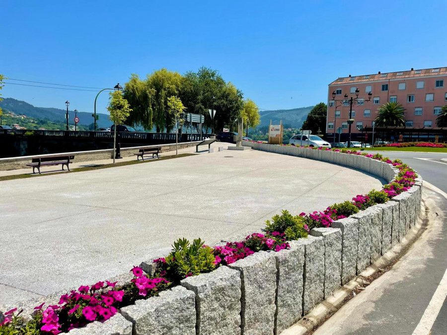 Pontedeume finaliza las obras de mejora del aparcamiento ubicado en la Casa del Mar