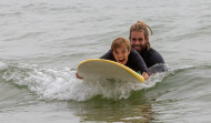 Una silla híbrida permite a una joven disfrutar del mar veinte años después