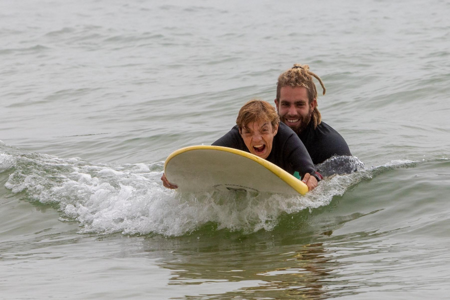 Una silla híbrida permite a una joven disfrutar del mar veinte años después