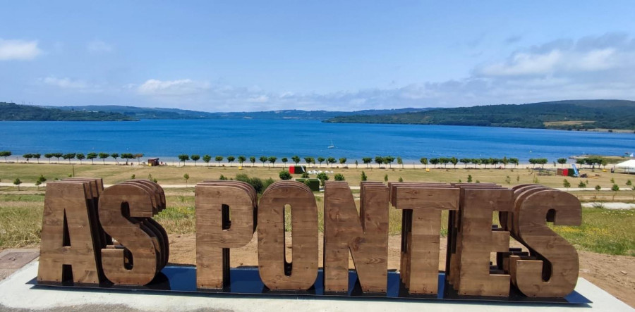 As Pontes estrena una nueva rotulación artística en el lago con el nombre de la villa