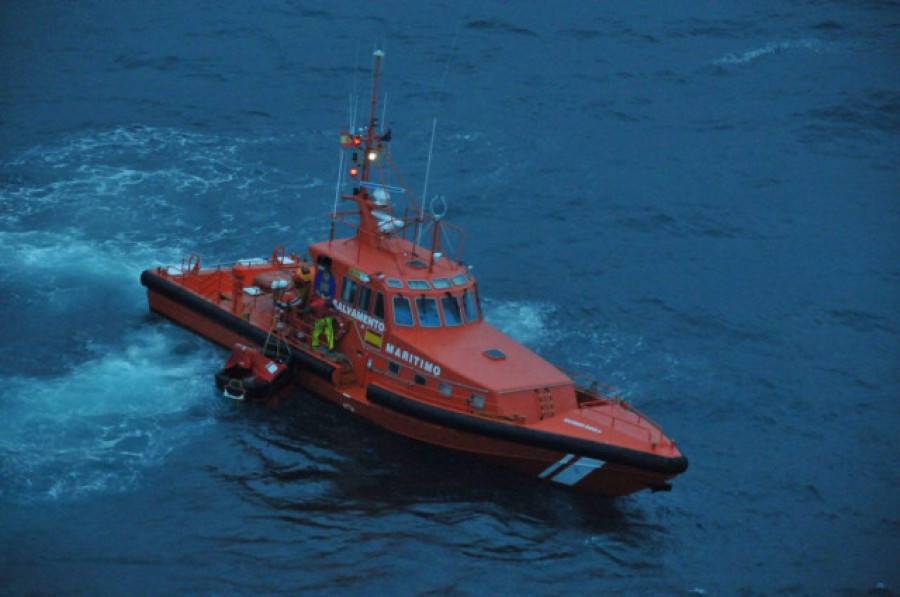 Rescatados en perfecto estado los tres tripulantes de un pesquero hundido a 5 millas de Punta Candieira