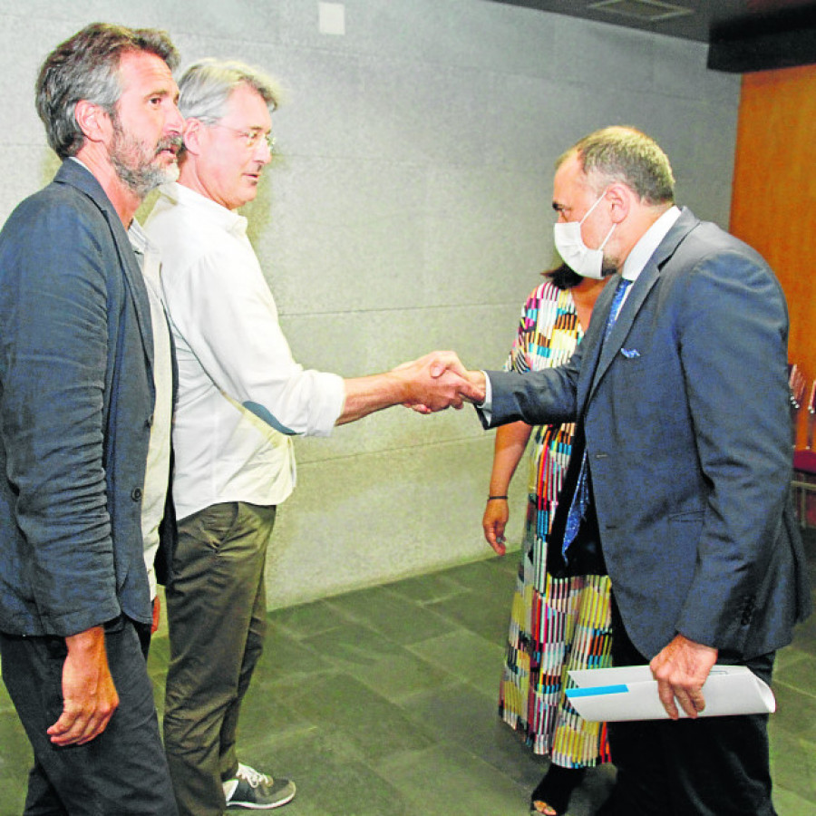 Más centros de salud y menos médicos