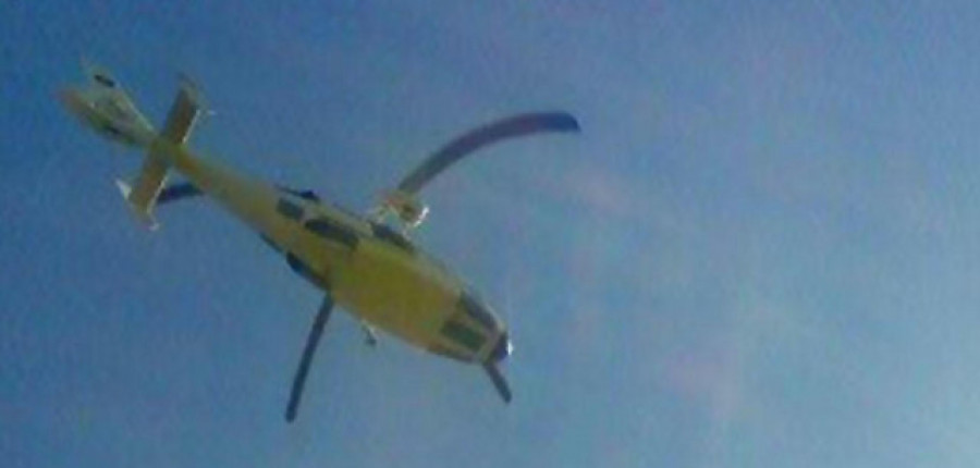 Rescatan en helicóptero a un hombre tras caer junto a un cantil en Cedeira