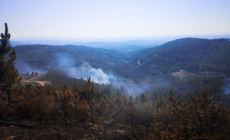 Galicia apaga otro fuego y mantiene solo dos en Ourense, con 6.700 hectáreas