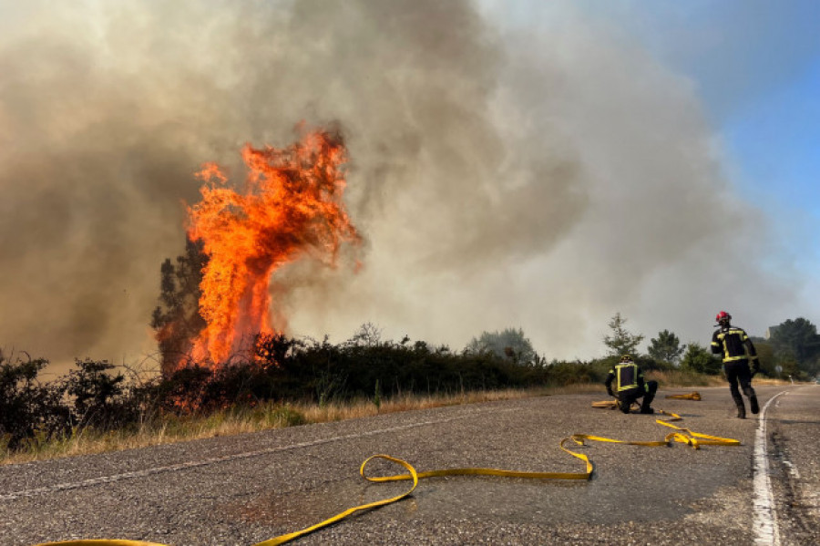 Interrumpido el tráfico ferroviario entre Santiago y Ourense por un incendio en Boborás