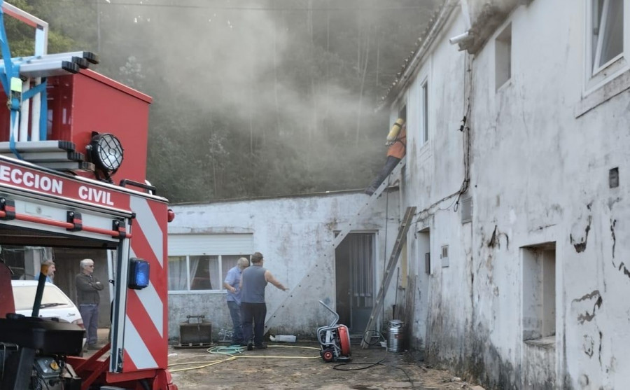 Protección Civil de Cedeira extingue un incendio en el lugar de Malde