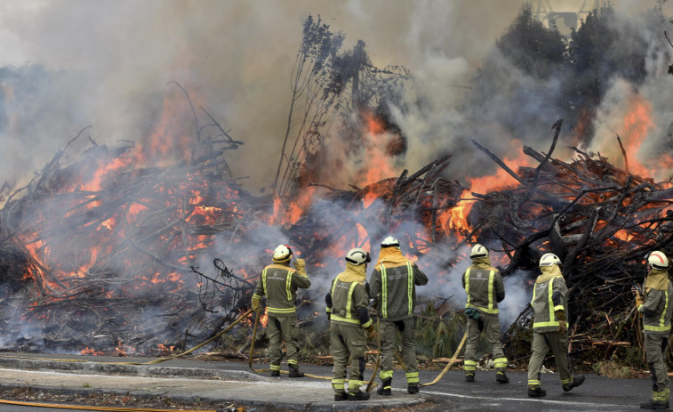 Un incendio calcina buena parte de la madera almacenada por Demarcación de Carreteras en As Pías