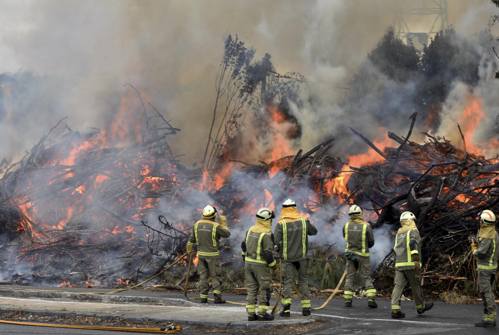Un incendio calcina buena parte de la madera almacenada por Demarcación de Carreteras en As Pías