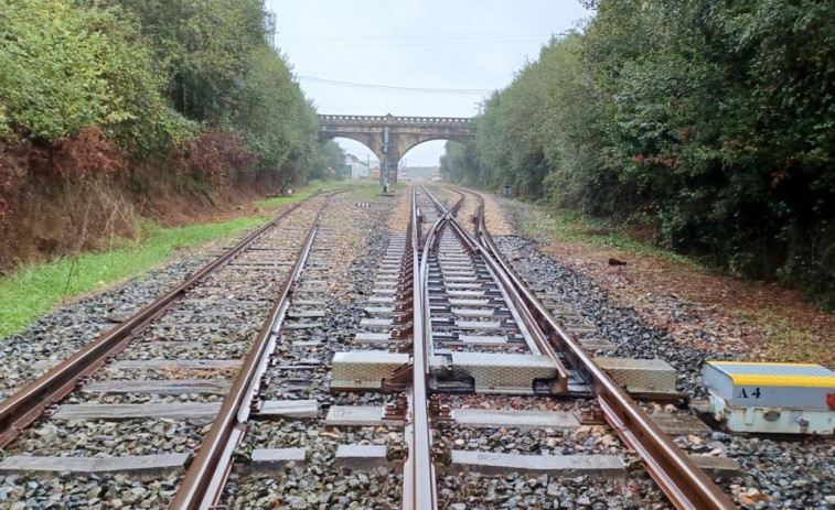 La falta de máquinas híbridas afecta al pasaje del Alvia que conecta Madrid con Ferrol