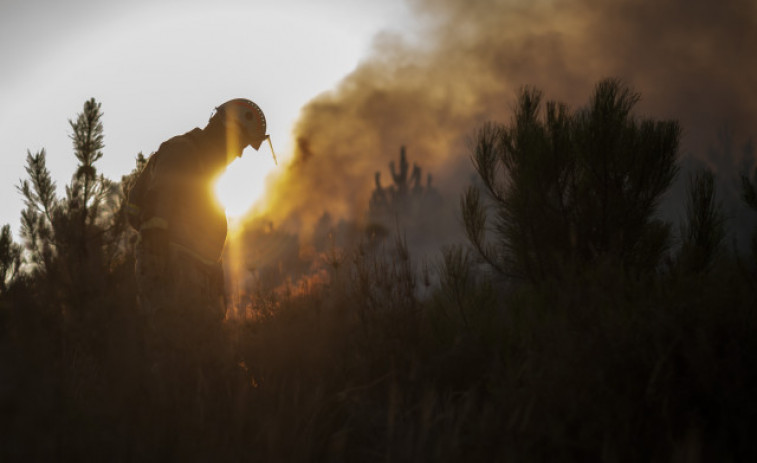 El fuego se vuelve a cebar con Galicia: mil hectáreas quemadas, desalojos y cortes