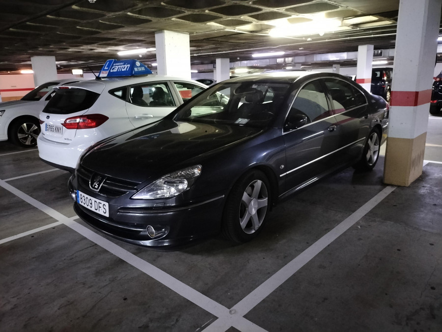 El coche oficial duerme en el Cantón sin apenas uso