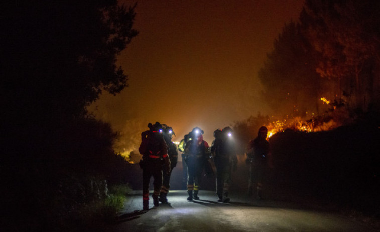 Desalojan a 700 personas en Ribeira por el incendio de Boiro, que afecta ya a 1.200 hectáreas