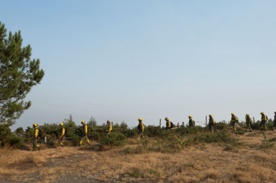 El incendio de Boiro, con 2.000 hectáreas calcinadas, el único de los grandes incendios activo