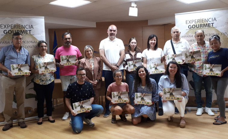 Narón entrega los vales de  la campaña promocional  del Pemento do Couto