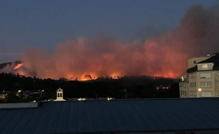 Desactivada la alerta por la proximidad del fuego a las casas en el incendio de As Pontes