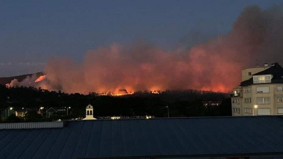 Desactivada la alerta por la proximidad del fuego a las casas en el incendio de As Pontes