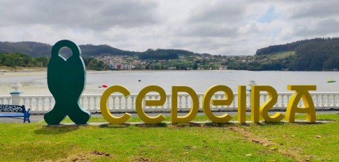 La moda de las letras gigantes se asienta en los concellos de la comarca