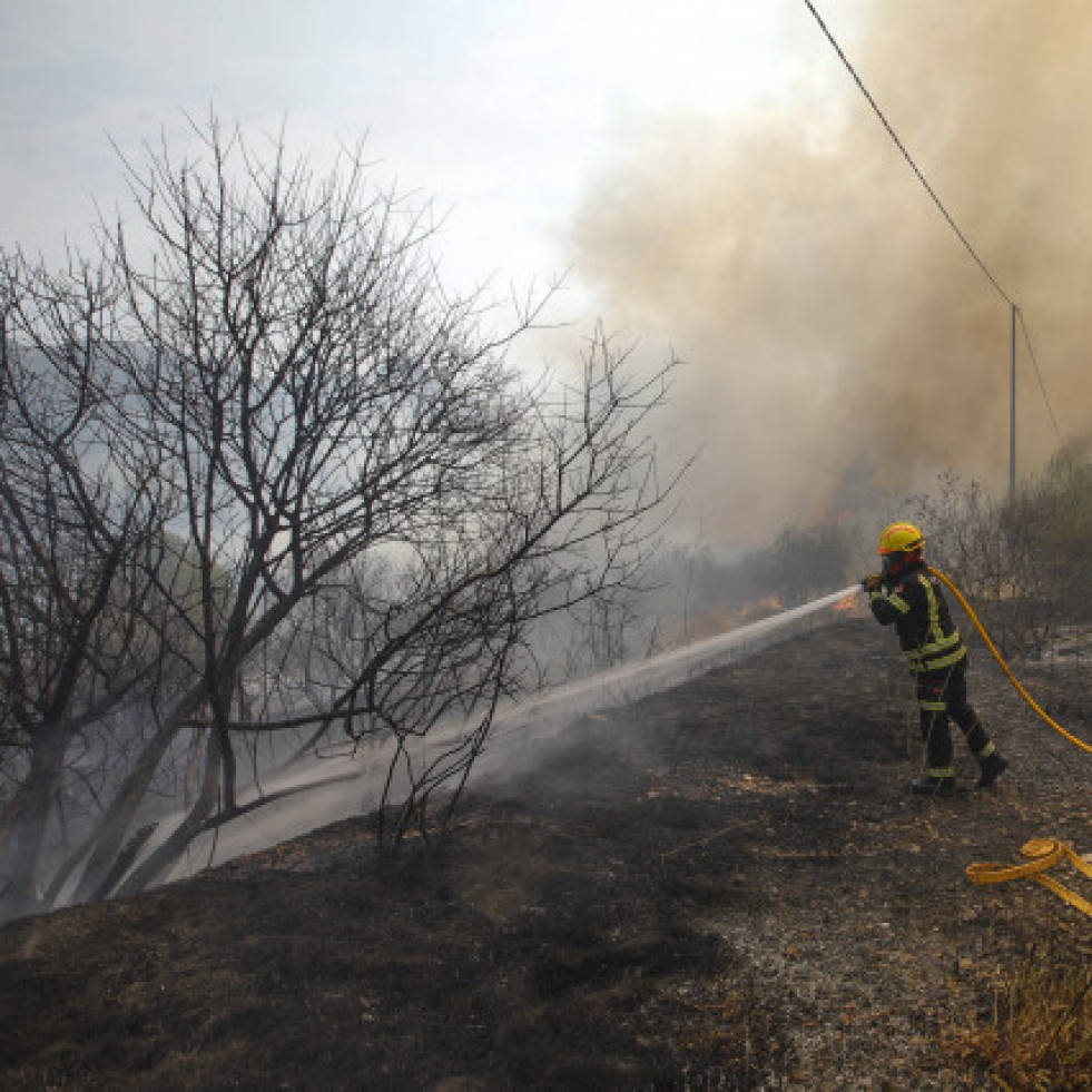 El viento y la orografía complican la extinción del incendio de Vall d'Ebo