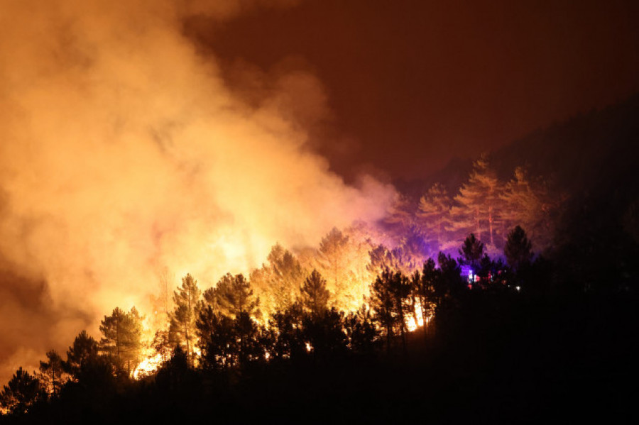 Nueve incendios sin extinguir queman cerca de 3.700 hectáreas en Galicia
