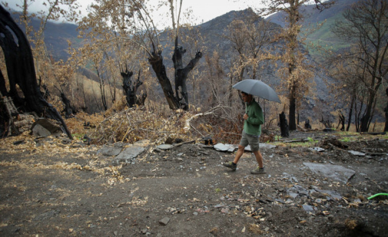 El incendio de Pantón, el único sin extinguir en Galicia tras los chubascos