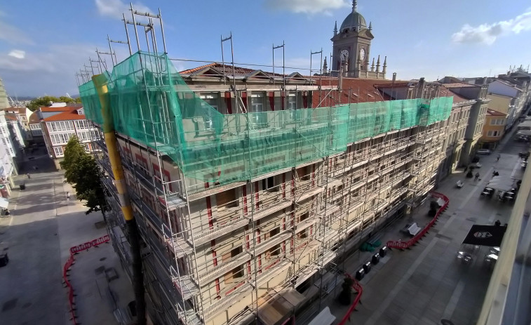 Comienza la retirada de teja cerámica del edificio del Concello de Ferrol para la rehabilitación de la cubierta