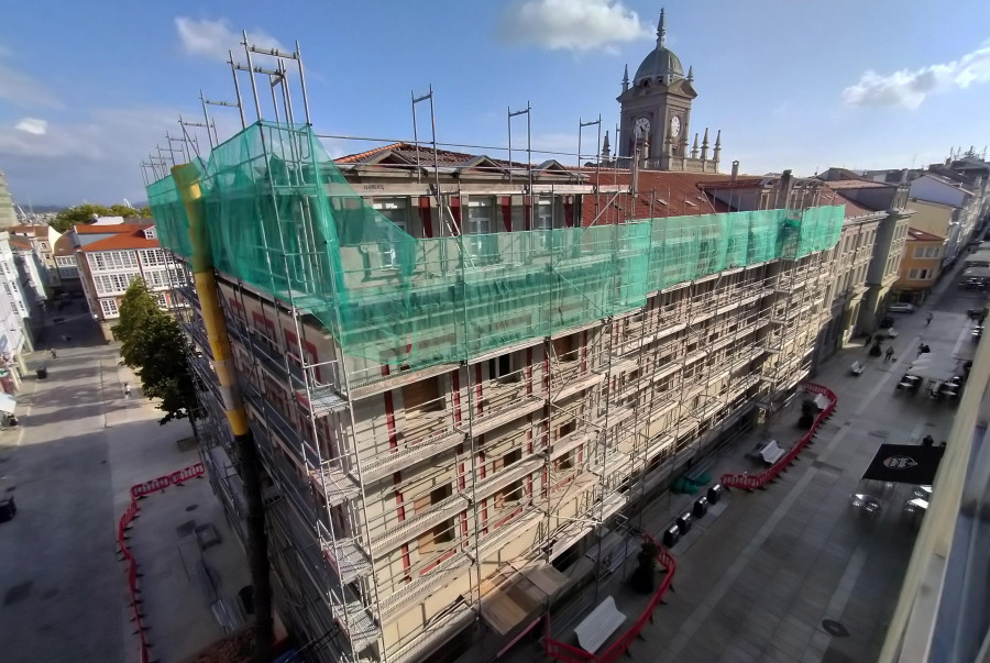Comienza la retirada de teja cerámica del edificio del Concello de Ferrol para la rehabilitación de la cubierta