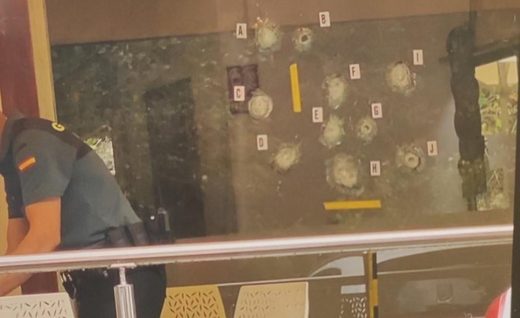 Las autoridades investigan una ráfaga de disparos aparecida en el ventanal de un local eumés