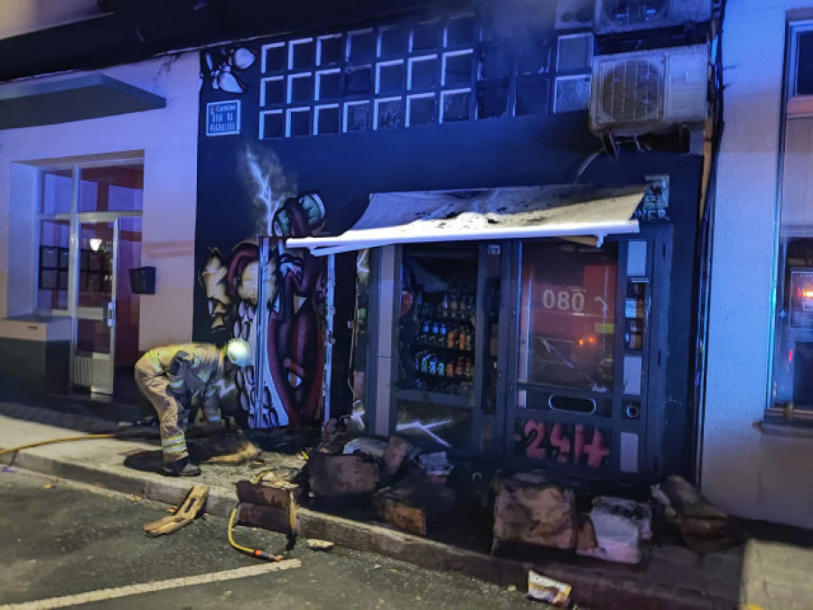 Evacuadas 18 personas de un edificio en Cedeira por un incendio en unas máquinas expendedoras