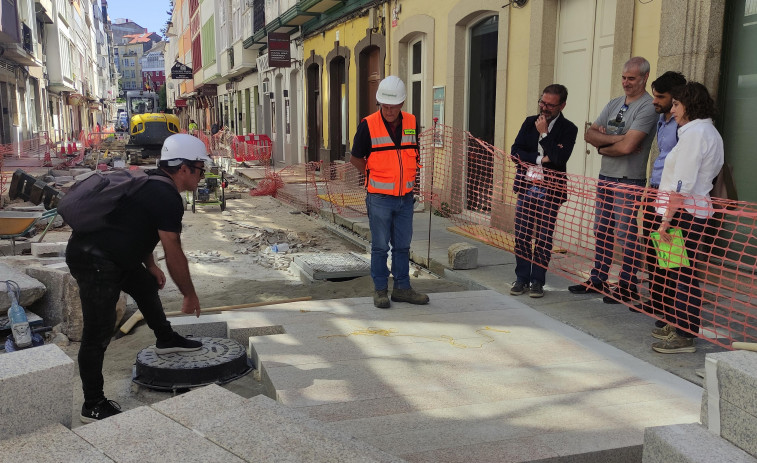La losa de granito empieza a dar forma a la renovada calle Pardo Bajo