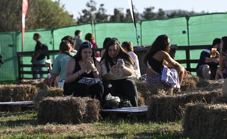 La música del Nachiños Fest inunda el campo de As Cabazas en Covas