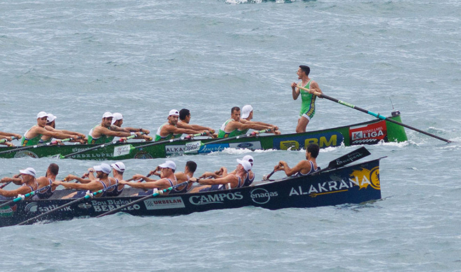 La “Santa Olalla” se asoma en Zarautz al abismo del descenso