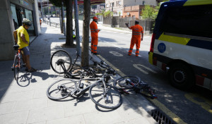 Un coche embiste a nueve ciclistas, mata a dos de ellos y se da la fuga en Barcelona