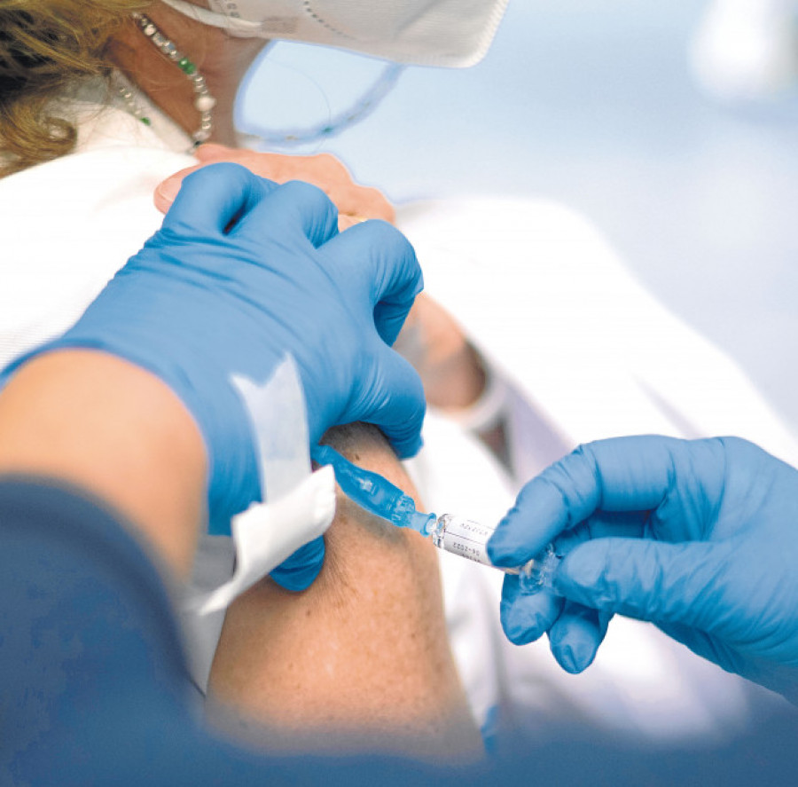 Galicia ofrecerá la vacuna de la gripe de forma simultánea a la cuarta dosis de la del covid