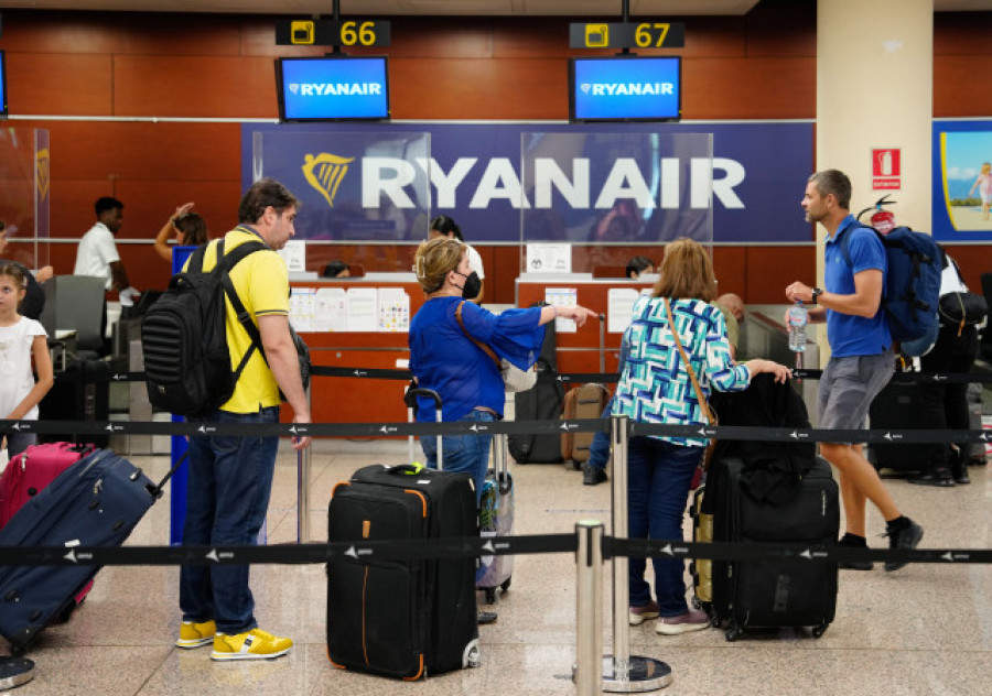 Las mascarillas seguirán siendo obligatorias en los aviones, pero no en los aeropuertos