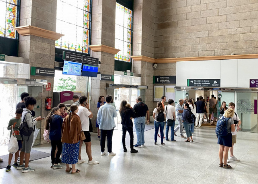 Viajeros al tren, previo paso por la cola