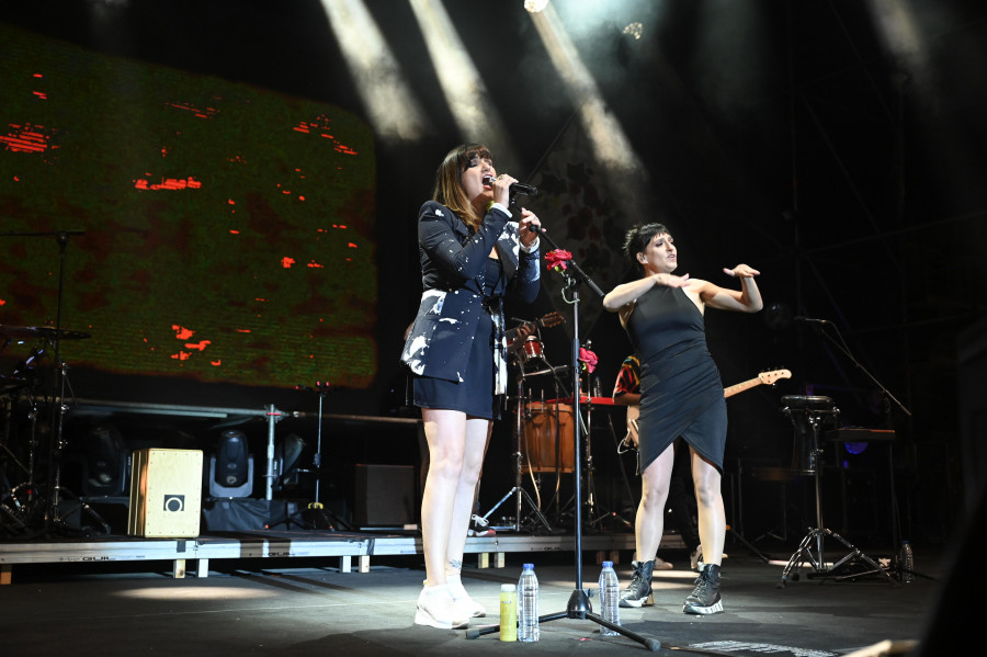 La calidez y el mestizaje musical de Rozalén avivan las fiestas ferrolanas