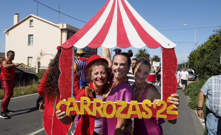 Las carrozas de Covas se desquitan  tras dos años sin su Carnaval de verano