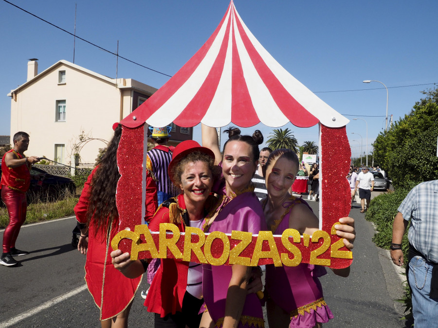 Las carrozas de Covas se desquitan  tras dos años sin su Carnaval de verano