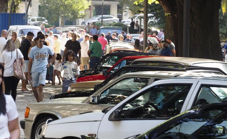 Vehículos históricos de cine llenan Ferrol del encanto de décadas pasadas