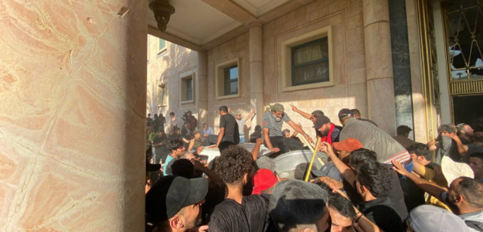 Manifestantes asaltan el Palacio Presidencial iraquí tras la retirada del líder religioso Al Sadr
