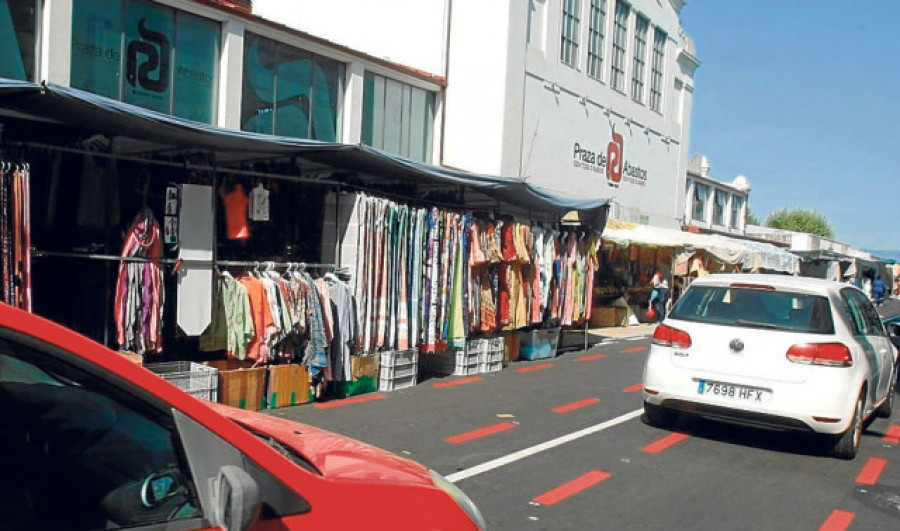 El mercadillo por  el medio del que pasan los coches