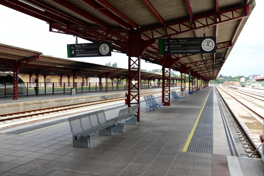 El tren obsoleto de Ferrol se descuelga de la expectación por abonos gratuitos