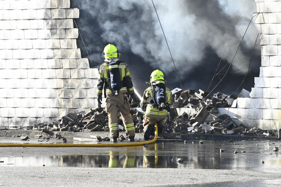 Un incendio en el polígono naronés de As Lagoas se salda con tres naves totalmente calcinadas
