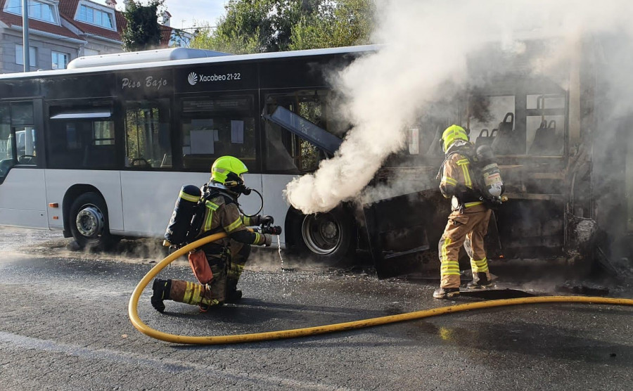 Sofocado un incendio en un autobús urbano cuando circulaba en O Couto