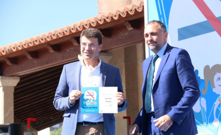Sanxenxo recoge el diploma que lo acredita como líder de Galicia en playas sin humo