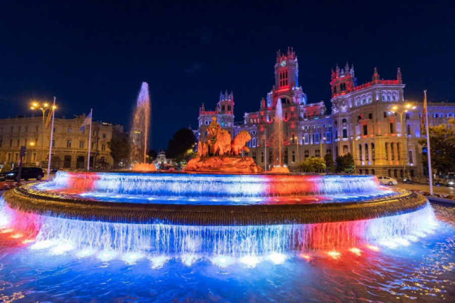 Cibeles se ilumina con los colores de la bandera británica por el fallecimiento de Isabel II