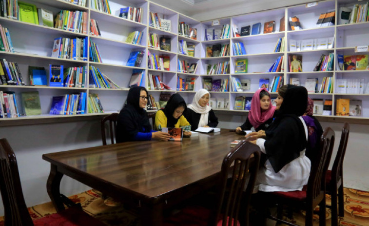 Una biblioteca clandestina para mujeres desafía el veto de los talibanes